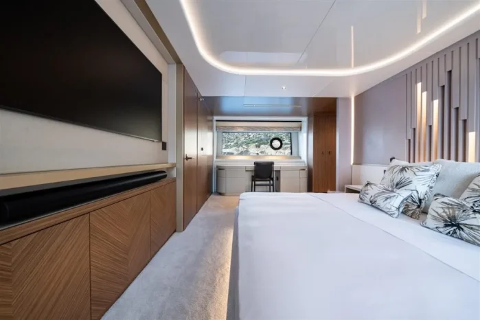Sunseeker 82 Ocean Enclosed